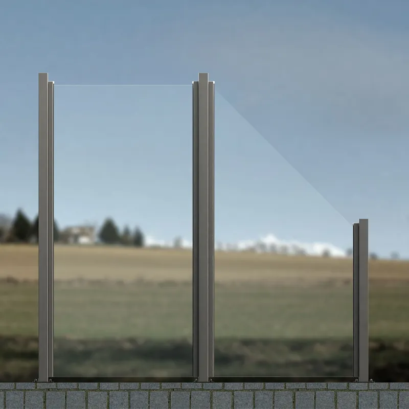 Zwei klare Glasscheiben mit schrägem Abschluss rechts