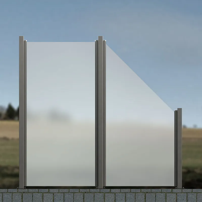 Zwei satinierte Glasscheiben mit schrägem Abschluss rechts