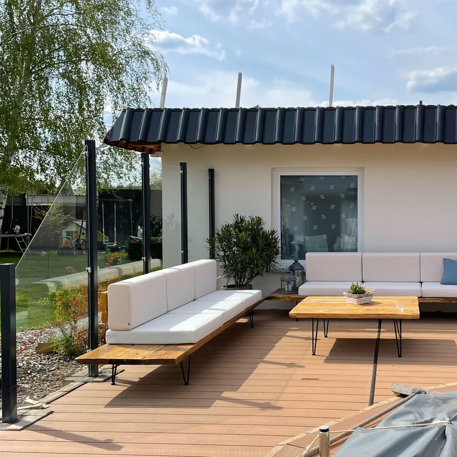 Windschutz aus Klarglas an einer Lounge
