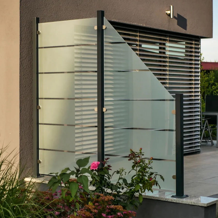 Glaszaun mit Linien neben einer Terrasse