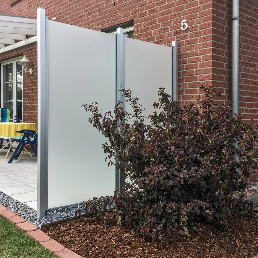 Satinierter Glaszaun mit silbernen Pfosten an einer Terrasse