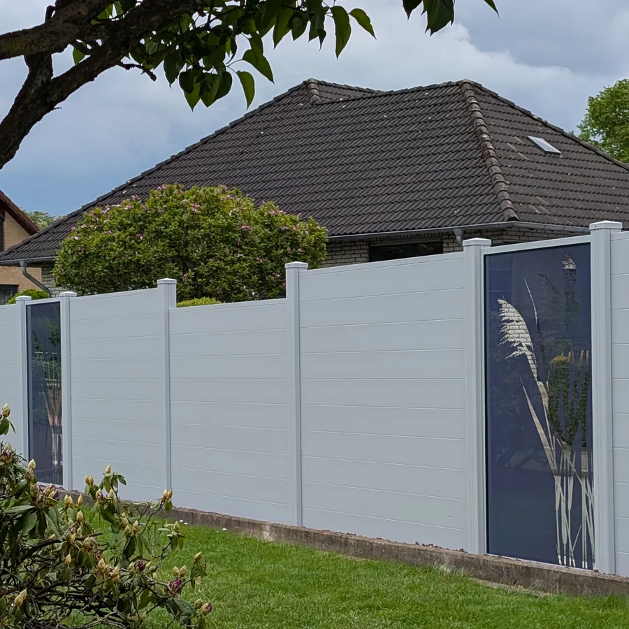 Langer heller WPC-Zaun mit Glasfeldern im Garten