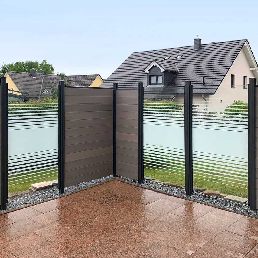 WPC-Zaun in Braun mit Glasfeldern an einer Terrasse